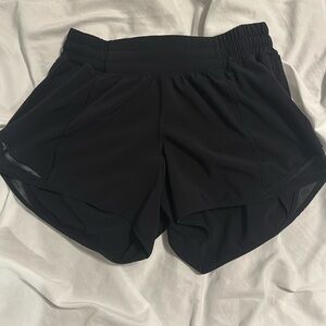 BLACK LULULEMON HOTTY HOT SHORTS SIZE: 6